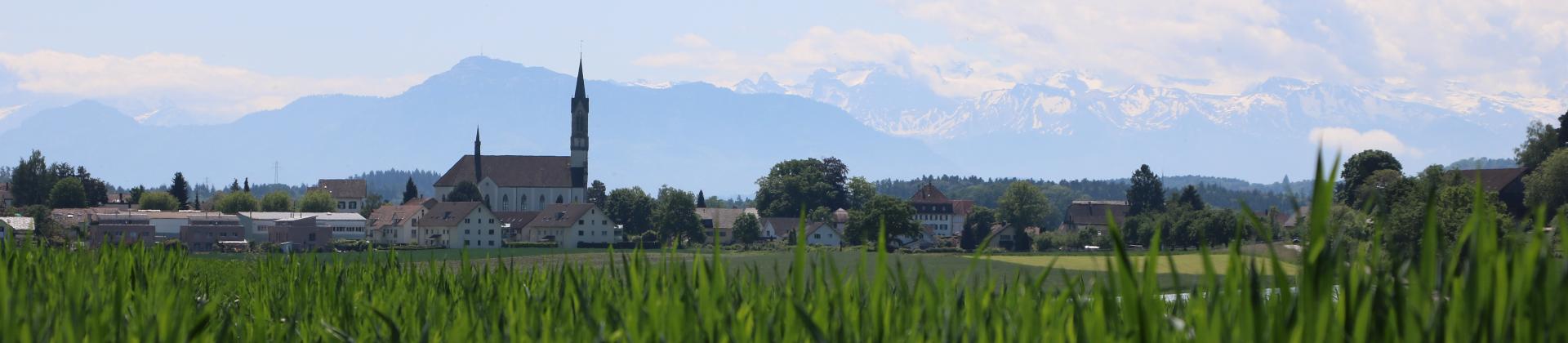 Dorf mit Wiese